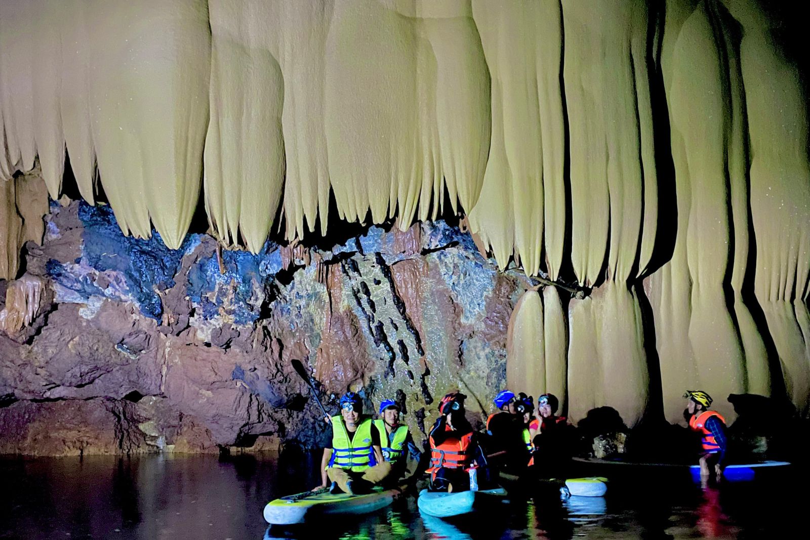 Vẻ đẹp hang động mới phát hiện giữa rừng Trường Sơn