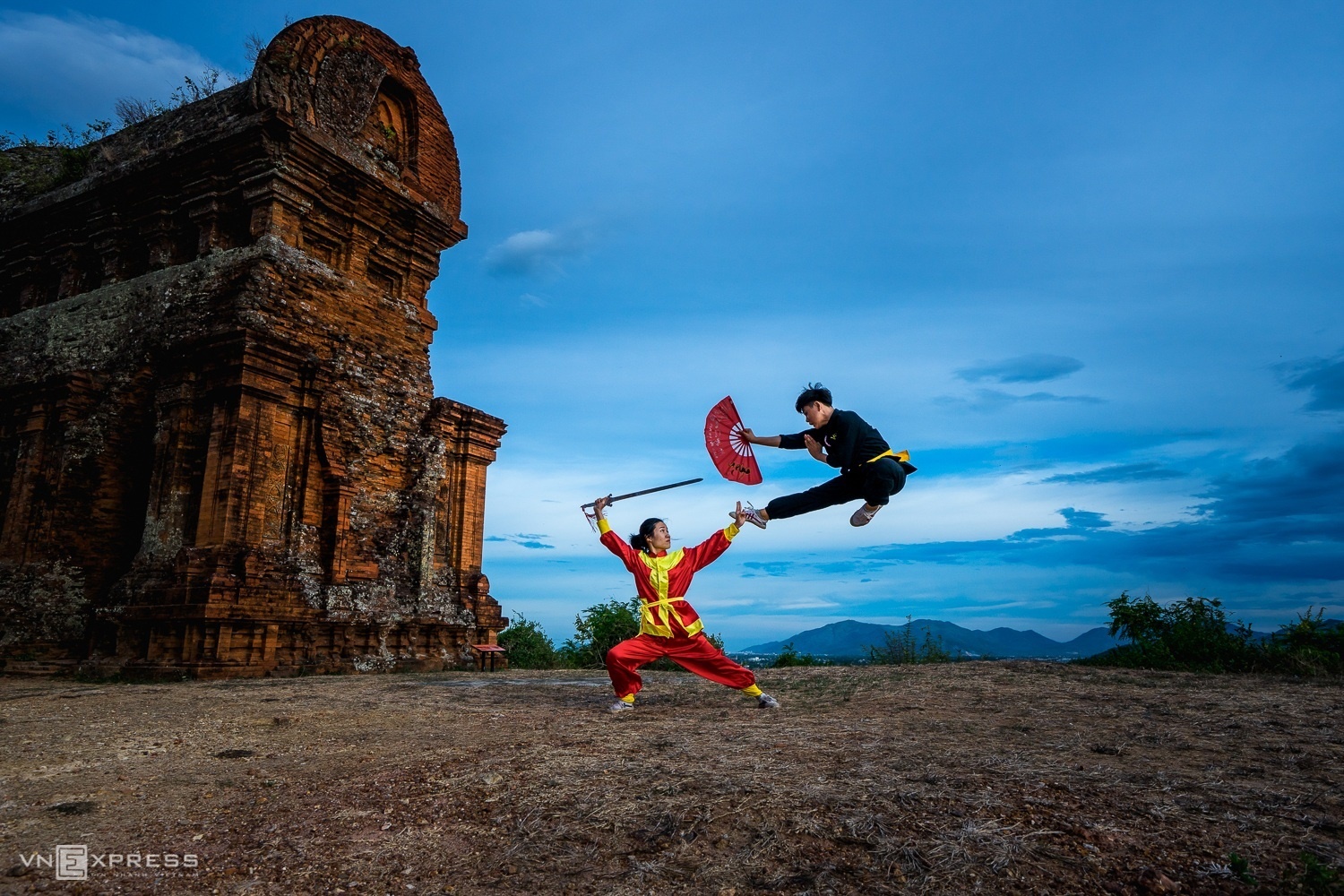 Võ bên tháp cổ